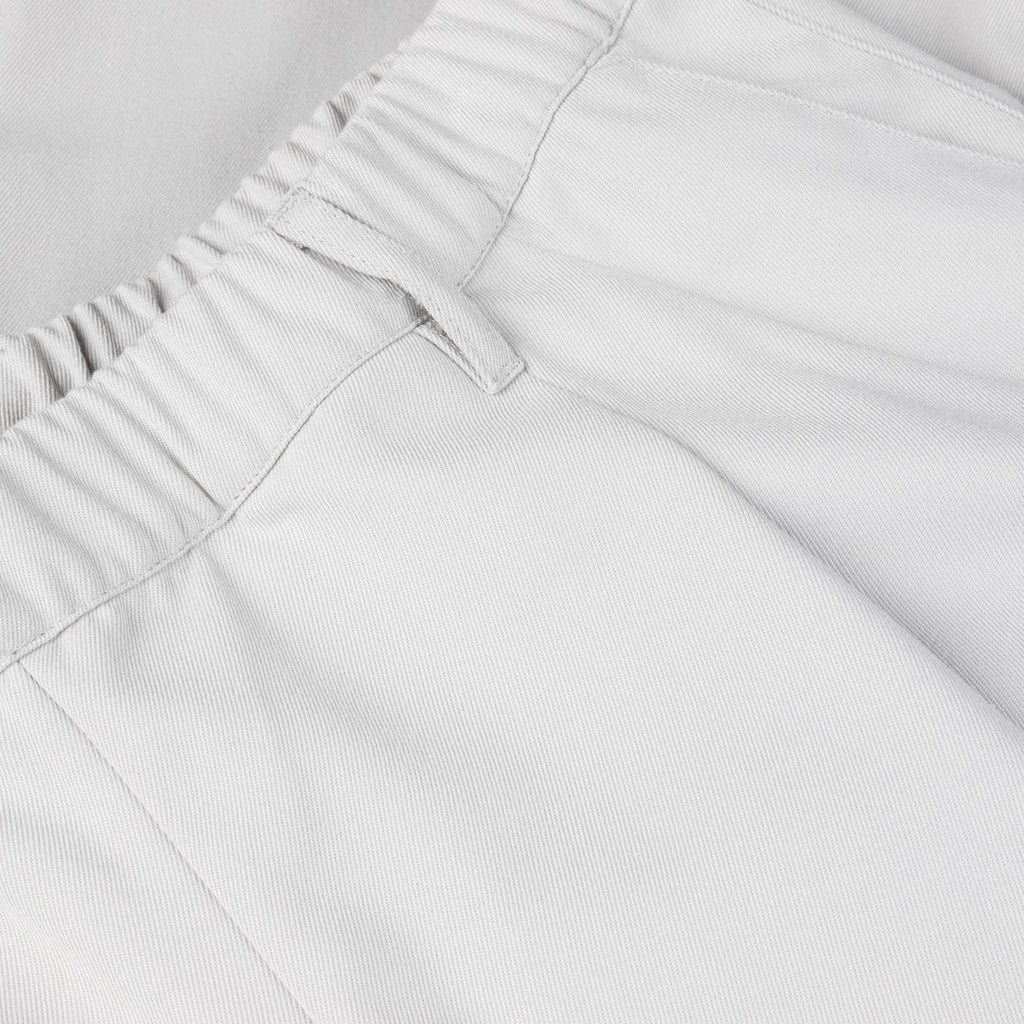 PLEATED TWILL PANTS｜LIGHT GREY